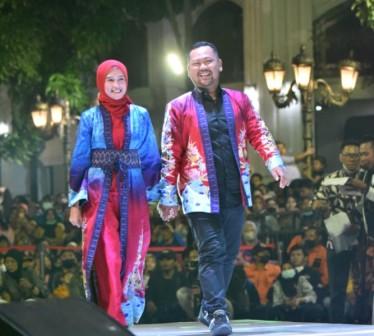 Batik khas Surabaya - Bupati Gresik Gus Yani bersama sang istri saat memamerkan batik khas surabaya di acara karnaval nag tunjungan pada minggu malam (Foto:hadi)