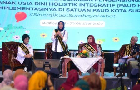 Bunda PAUD Kota Surabaya Rini Eri Cahyadi saat memberikan materi dalam sosialisasi PAUD HI di Surabaya ( foto hadi)