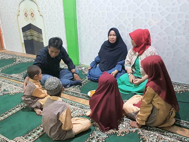 Dari Kiri Imam Syafi'i saat bertemu anak eks lokalisasi Doly yang menghuni panti asuhan milik Nur fadilah (Tengah)