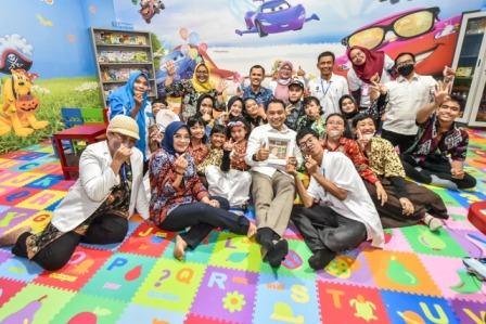 RUMAH ANAK PRESTASI - Wali Kota Surabaya eri Cahyadi saat berfoto bersama anak-anak dirumah prestasi