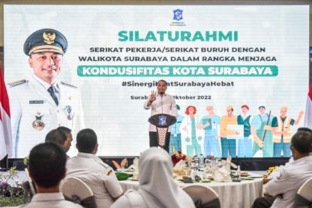 Program tambahan pendapatan - Wali Kota Surabaya Eri Cahyadi saat memaparkan program tambahan pendapatan yang akan ditawarkan pada buruh surabaya (Foto : Hadi)