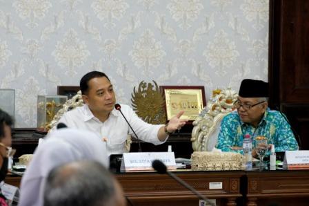 Sinergi - ketika menggelar pertemuan dengan Ketua Pimpinan Cabang Muhammadiyah dan Ketua Pimpinan Cabang Aisyiyah Kota Surabaya, di ruang sidang wali kota, Kamis 27-10-2022. (Foto:Hadi)