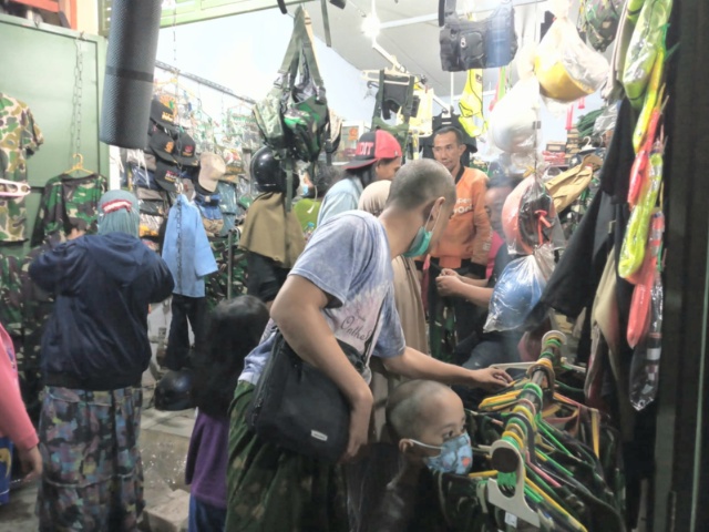 Penjual baju pejuang kebanjiran pembeli jelang Hari Pahlawan, DPRD: Tanda daya beli masyarakat naik
