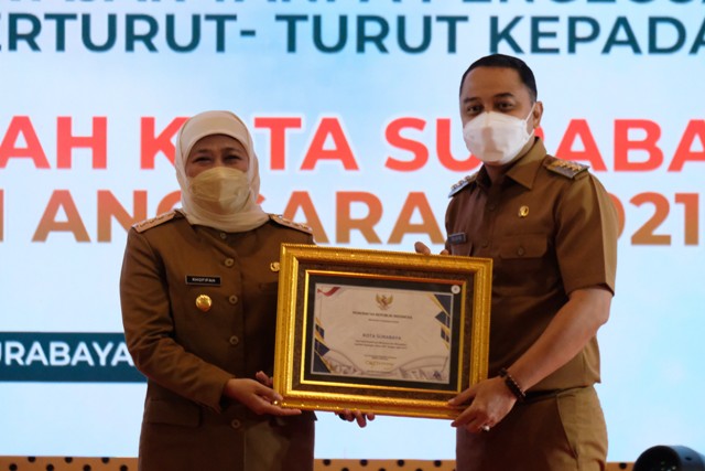Gubernur Jatim Khofifah Indarparawangsa saat memberikan penghargaan kepada wali Kota Surabaya Eri cahyadi