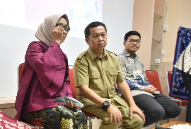Kadiskopdag UMKM Kota Surabaya bersama salah satu pengerajin batik Surabaya saat konferensi pers kegiatan spontanz