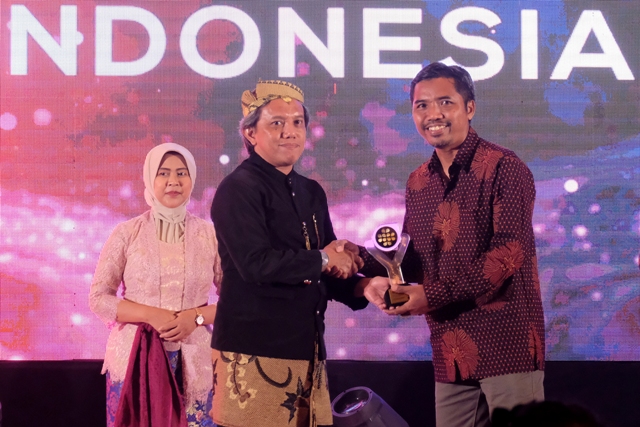 Kepala Bidang Informasi dan Komunikasi Publik serta Statistik Diskominfo Surabaya, Indriatno saat menerima penghargaan