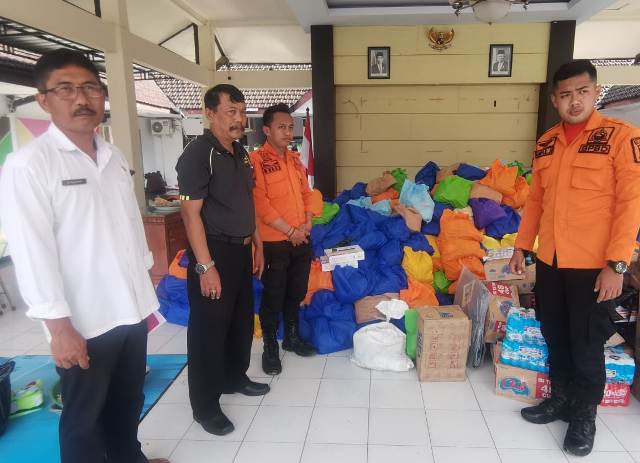 Kepala Desa di kabupaten Trenggalek saat menerima bantuan dari Pemkot Surabaya