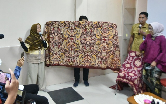 Nuraini Farida, salah satu pengrajin batik saat menjelaskan tentang batik karyanya