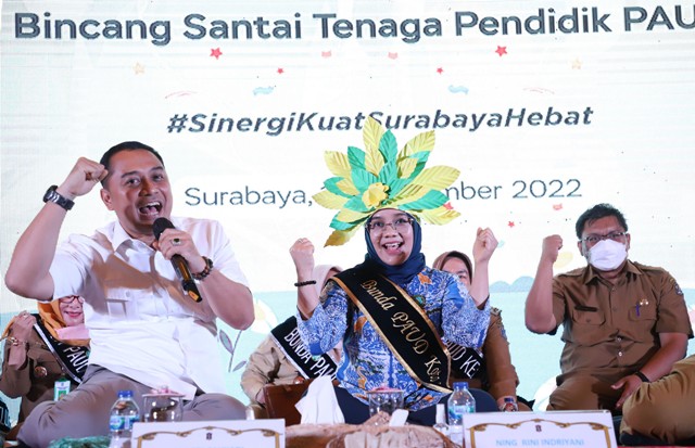 Wali Kota Eri Cahyadi bersama ketua PAUD Surabaya saat bicang santai bersama bunda PAUD se Surabaya