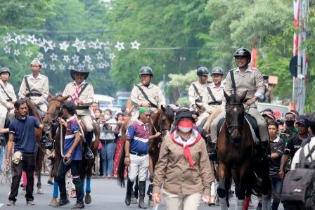 Wali Kota Eri bersama Forkopimda saat mengikuti parade Surabaya Juang dengan menaiki kuda