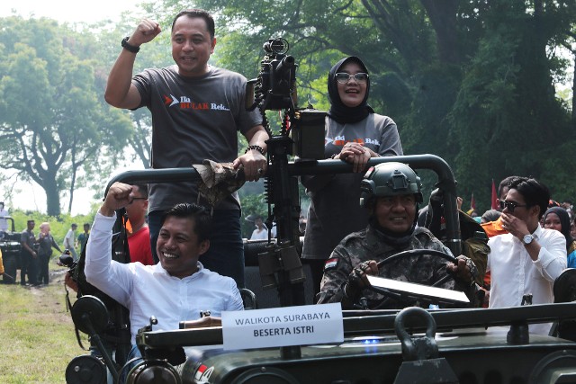Wali Kota Surabaya Eri Cahyadi beserta istri saat mengikuti convoy