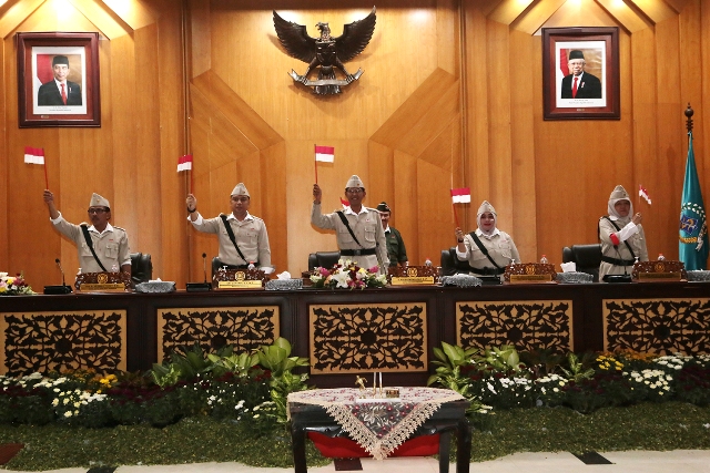 Pimpinan DPRD bersama walj kota Surabaya saat merayakan hari Pahlawan seusai penetapan APBD kota Surabaya tahun 2023