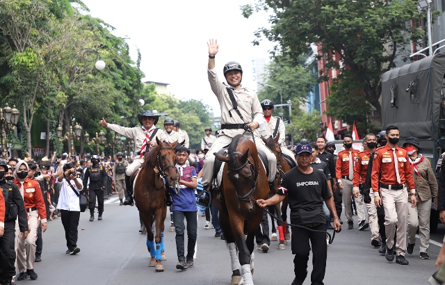 parade juang- wali kota Surabaya Eri Cahyadi bersama Forkopimda saat mengikuti parade Surabaya juang dengan menaiki kuda
