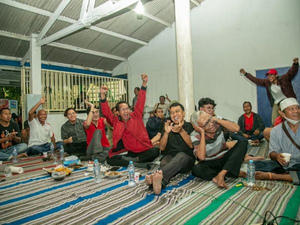 Serunya menonton final Piala Dunia di kampung Pondok Boro, Balai RW 12 Kaliwaru, Kel. Kali Rungkut, Kec. Rungkut. Ketua DPC PDI Perjuangan Kota Surabaya Adi Sutarwijono (berjaket merah) berbaur dengan warga kampung.