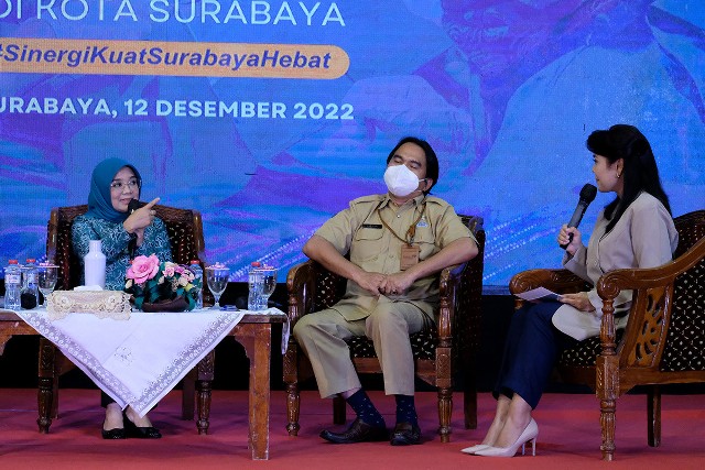 Ketua TP PKK Kota Surabaya, Rini Indriyani saat menjadi pembicara dalam acara Gebyar 1.000 Akseptor Metode Kontrasepsi Jangka Panjang