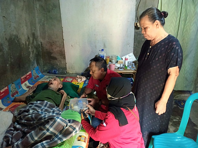 Anas Karno saat mengunjungi dan mendistribusikan makanan sehat kepada lansia di kawasan keputih kecamatan sukolilo surabaya, Senin (23/01/2023)
