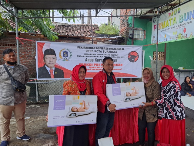 Beri bantuan - Anas Karno saat menyerahkan bantuan alat pengukur badan untuk memdukung upaya zero stunting di kota Surabaya