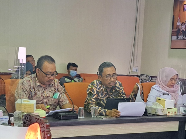 Dirut PDAM Surya Sembada (tengah) saat rapat dengar pendapat di KOmis B pada Rabu (04/01/2023)