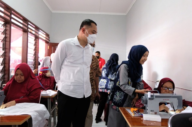 Wali Kota Surabaya Eri Cahyadi saat memninjau proses belajar mengajar di salah satu sekolah di Surabaya beberapa waktu lalu