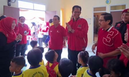 Ketua DPC PDIP Surabaya Adi Sutarwijono bersama para kader PDIP saat mengunjungi PAUD di kawasan Simomulyo, Sabtu (28/01/2023)