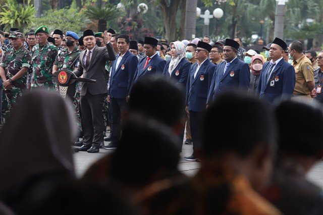 Pelantikan PPS - Wali Kota saat memberikan pengarahan dalam pelantika n PPS di balai kota Surabaya Selasa (24/01/2023)