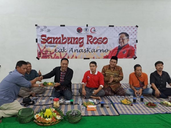 Anas karno saat menerima potongan tumpeng dari warga dalam tasyakuran realisasi pemasangan PJU di Rungkut Menanggal Surabaya