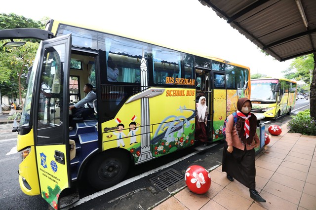 Bus Sekolah yang beroperasi untuk siswa surabaya