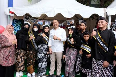 Wali Kota Surabaya Eri Cahyadi saat menghadiri kegiatan di SD Khodijah 2 Surabaya