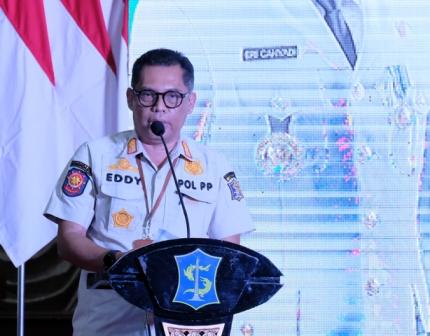 Kasatpol PP Kota Surabaya Eddi Cristyanto saat memperkenalkan Duta Trantibum
