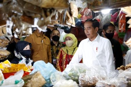 Kunjungan presiden jokowi ke pasar wonokromo untuk mengecek harga bahan pokok di Surabaya