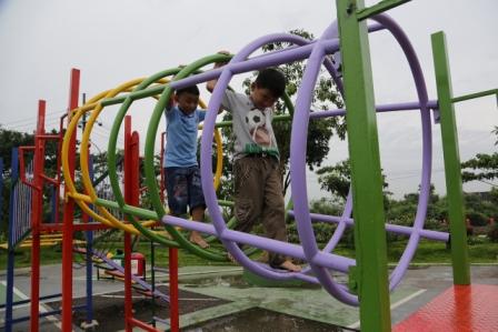 Salah satu fasilitas bagi anak-anak yang ada di taman kota Surabaya