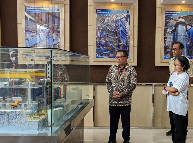 Direktorat Jenderal Pengelolaan Sampah, Limbah, dan B3, Kementerian LHK RI, Yulia Suryanti (berbaju putih) saat mengunjungi instalasi Pengolah Sampah menjadi Energi Listrik (PSEL) Benowo, Jumat (10/2/2023)