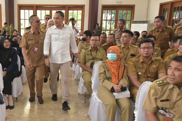 Wali Kota Surabaya Eri Cahyadi saat bersama kadipenduk capil kota Surabaya, Agus Imam Sonhaji