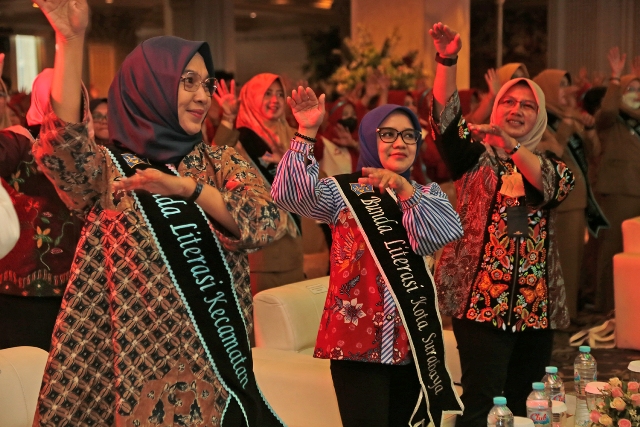 Bunda literasi kota Surabaya Rini Indriyani saat memperagakan mendongen