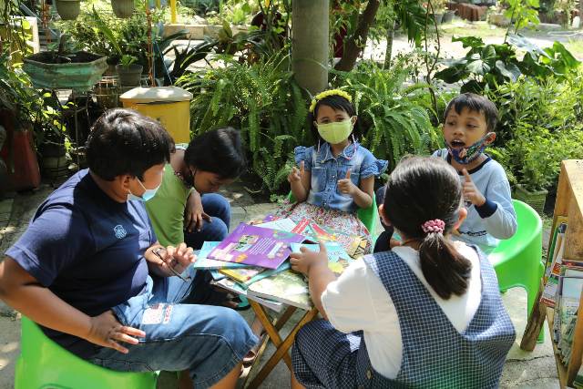 Anak kota Surabaya saat memggunakan fasiltas taman baca yang dibuat oleh Pemkot Surabaya untuk mendukung kota layak anak