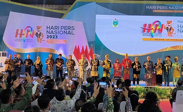 wali Kota Surabaya Eri Cahyadi saat mendapatkan penghargaan dalam Puncak Perayaan HPN tahun 2023
