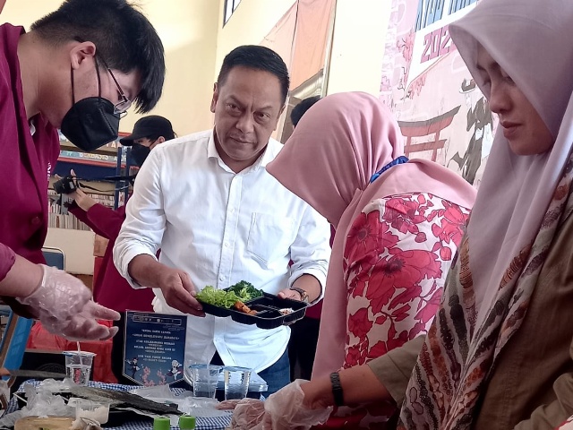 Anas Karno, wakil ketua komisi B saat meninjau pelatihan UMKM Surabaya yang dilatih oleh mahasiswa universitas ciputra produk kuliner ala jepang