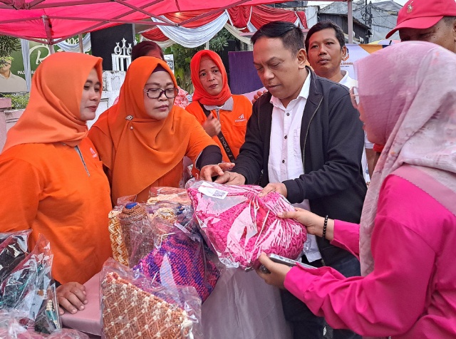 Anas Karno, Wakil Ketua Komisi B DPRD Surabaya saat memborong produk UMKM di Bazar Kampung Ramadan di Pulo Wonokromo Kamis (30/03/2023)