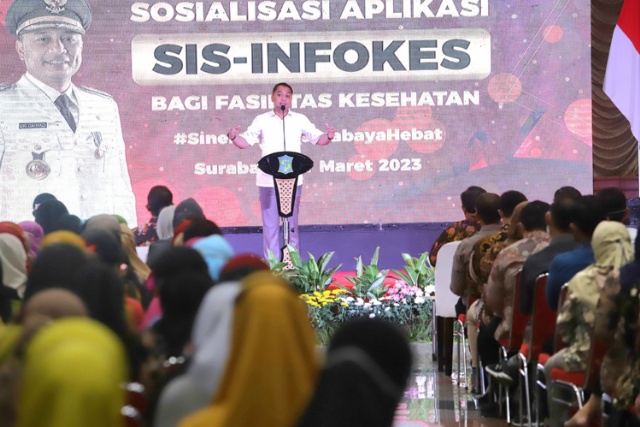 Sis-Infokes cara Wali Kota Surabaya Eri Cahyadi saat mensosialisasikan Sis-Infokes kepada faskes di Surabaya