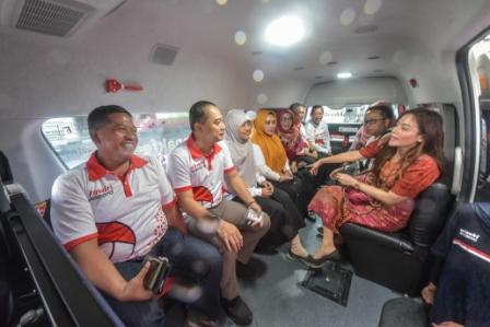 Wali Kota Surabaya Eri Cahyadi bersama anggota DPRD Surabaya saat menjajal Feeder
