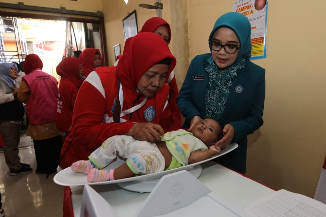 Ketua TPKK Surabaya Rini Indriyani saat meninjau secara langsung penimbangan bayi