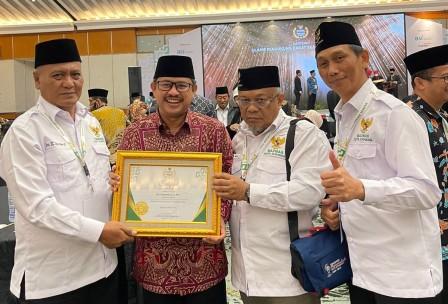 Pengurus Baznas Surabaya bersama Sekda Surabaya seusai menerima penghargaan