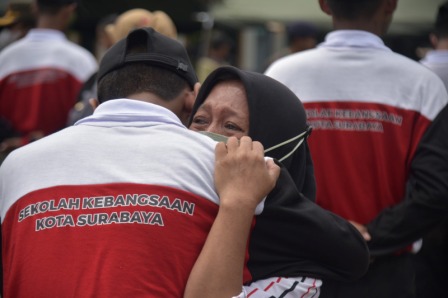 Seorang ibu memeluk haru anaknya setelah mengikuti seklah kebangsaan yang digelar Pemkot Surabaya