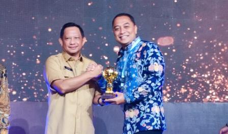 Wali Kota meneria penghargaan UHC award