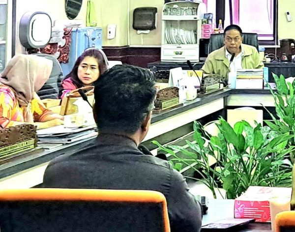 Wakil Ketua KOmisi B Anas Karno saat rapat engar pendapat dengan Kadiskominfo Surabaya M Fikser