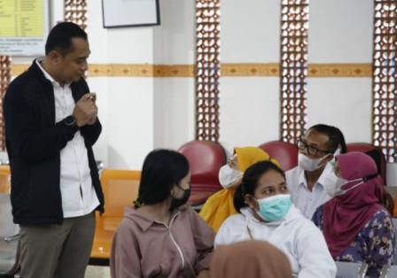 Wali Kota Eri Cahyadi saat menemui warga yang tengah mengantri di pusat kesehatan masyarakat di Kota Surabaya