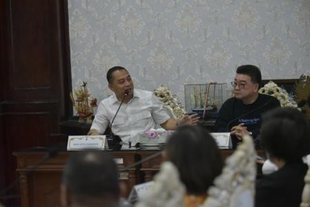 Wali Kota Surabaya Eri Cahyadi bersama dengan ketua APBI Sutandi saat membahas peran swasta dalam mendukung pengentasan pengangguran dan kemiskinan di Surabaya