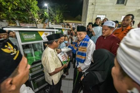 Wali Kota Surabaya Eri Cahyadi saat menyerahkan salah satu bantuan di program safari ramadan