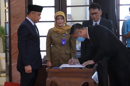 Wali Kota Surabaya Eri Cahyadi saat prosesi pelantikan pejabat OPD di balai kota Surabaya