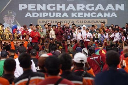 Wali Kota Eri Cahyadi bersama Ketua DPRD Kota Surabaya dan pimpinan partai saat mengangkat piala ADIPURA Kencana